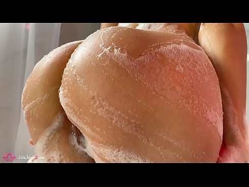 ❤️ Brunete masturbē makstiņu ar vibratoru līdz intensīvam orgasmam dušā Kaltais sekss pie mums ❌❤