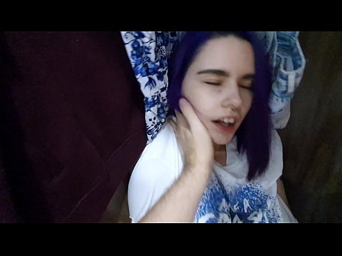 ❤️ Atradu savu māsu skapī un palīdzēju viņai beigt. Kaltais sekss pie mums ❌❤