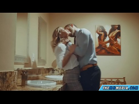❤️ Kad krūtiska blondīne pavedina tevi publiskā tualetē Kaltais sekss pie mums ❌❤